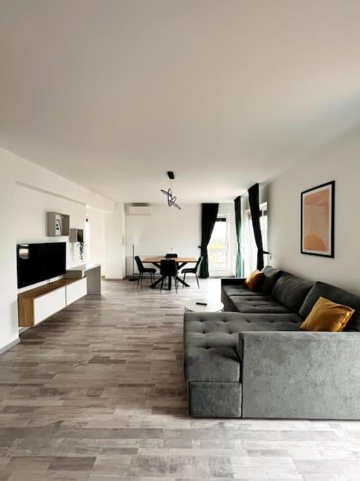 בראשוב Skylark - Singapore Penthouse With Jacuzzi & Panoramic View מראה חיצוני תמונה